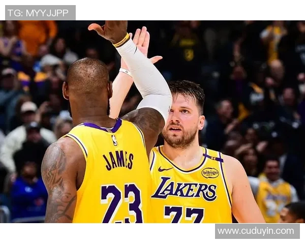 老鹰与湖人激战正酣球迷期待精彩对决与巅峰时刻